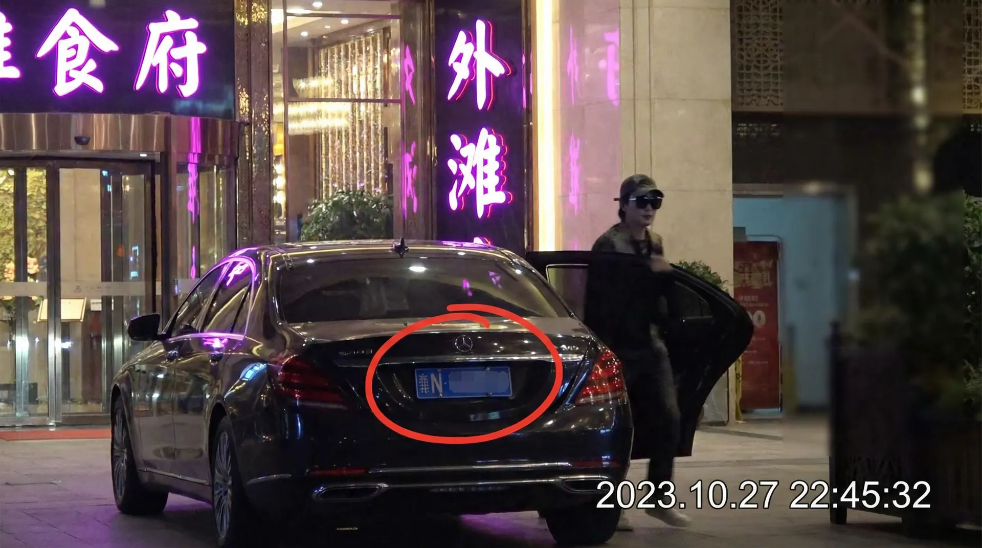 青豆腐 - 豪车餐厅外偷拍